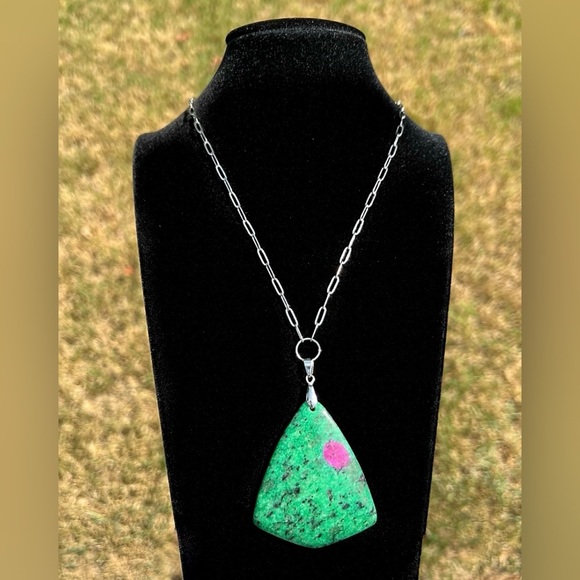 Gorgeous Green Pendant - Picture 2 of 4